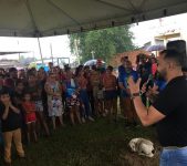 em-acao-voluntaria,-paroquia-entrega-mais-de-300-cestas-basicas-e-roupas-para-familias-carentes-no-interior-do-ac