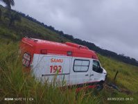 ambulancia-do-samu-sofre-acidente-apos-motorista-perder-controle-em-estrada-do-acre