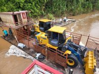 apos-mais-de-um-mes,-empresa-recupera-embarcacao-que-levava-maquinas-e-naufragou-em-rio-no-ac