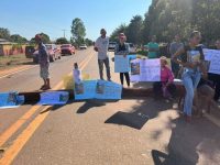 uma-semana-apos-morte-de-mulher-atropelada-por-caminhonete-no-ac,-familiares-fazem-protesto:-‘nenhuma-resposta’