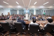 em-audiencia-publica,-mp-diz-que-vai-entrar-com-acao-contra-u:verse-apos-encerramento-das-aulas-no-ac