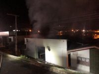 incendio-destroi-marcenaria,-deposito-e-residencia-em-cruzeiro-do-sul