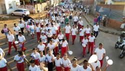 caminhada-pela-paz-reune-moradores,-alunos-e-professores-de-conjunto-habitacional-de-rio-branco