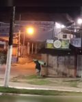 homem-carrega-poste-pelas-ruas-de-cidade-do-interior-do-ac-e-e-preso-por-furto;-veja-video