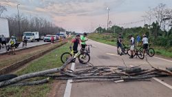 br-364-fica-fechada-por-2-horas-durante-protesto-de-moradores-de-ramal-que-reivindicam-asfalto-em-rio-branco