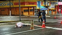 homem-de-57-anos-morre-apos-carro-bater-em-traseira-de-moto-em-rio-branco;-motorista-fugiu