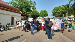 terra-prometida:-familias-retiradas-de-area-de-invasao-protestam-durante-desfile-civico-militar-em-rio-branco