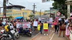 familiares-de-detentos-fazem-protesto-e-pedem-melhorias-nos-presidios-de-rio-branco:-‘preso-nao-e-bicho’