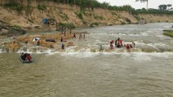 rompimento-de-rio-forma-‘cachoeira’-e-se-torna-ponto-turistico-no-ac:-‘vem-gente-de-todo-canto’