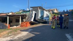 caminhao-de-lixo-perde-controle-em-ladeira,-atinge-casa-e-deixa-duas-pessoas-feridas-em-cruzeiro-do-sul