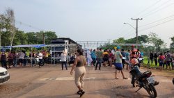 rodovia-ac-40-e-fechada-durante-protesto-de-moradores-por-melhorias-em-ramal-de-rio-branco