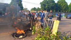 moradores-fecham-estrada-em-protesto-por-melhorias-em-ramal-no-acre