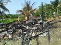 casa-e-destruida-por-incendio-apos-raio-atingir-arvore-em-rio-branco-e-moradores-perdem-tudo