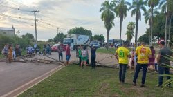 moradores-protestam-por-melhorias-em-ramal-e-fecham-estrada-do-aeroporto-em-rio-branco