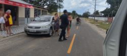 pm-quebra-vidro-de-carro-para-resgatar-bebe-de-1-ano-que-ficou-presa-por-25-minutos-em-calor-de-40°c-no-ac