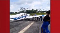 aviao-atola-em-aerodromo-no-interior-do-acre-e-e-empurrado-por-populares;-veja-video