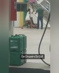 mulher-e-agredida-por-dupla-com-socos,-pauladas-e-facadas-em-posto-de-combustiveis-no-interior-do-ac;-video