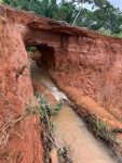 bueiro-se-rompe-apos-forte-chuva-e-rodovia-no-acre-e-interditada;-deracre-abre-desvio-para-motoristas