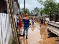 familias-sao-levadas-para-escolas-de-rio-branco-apos-transbordo-de-igarapes:-‘medo-de-encher-como-da-outra-vez’