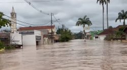 com-mais-de-2-metros-acima-da-cota-de-transbordo,-brasileia-fica-isolada-por-via-terrestre-apos-interdicao-de-ponte