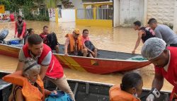 com-cidade-isolada-por-enchente,-pacientes-de-hemodialise-sao-levados-em-canoas-para-fazer-tratamento-no-interior-do-acre