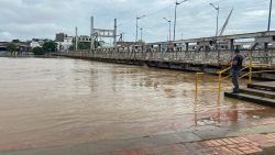 rio-acre-sobe-tres-centimetros-em-12-horas-e-continua-acima-dos-17-metros-na-capital