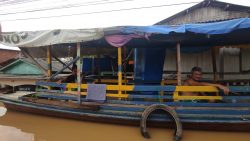 familia-se-muda-para-barco-ancorado-em-frente-de-casa-inundada-pelas-aguas-do-rio-acre