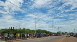 moradores-afetados-pela-cheia-do-rio-acre-enfrentam-sol-e-fila-quilometrica-para-receber-donativos-na-capital