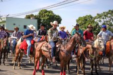 cavalgada-reuniu-quase-10-mil-pessoas-no-ultimo-dia-da-expoacre-jurua,-diz-governo