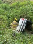 motorista-perde-o-controle-e-carro-cai-em-barranco-na-br-364